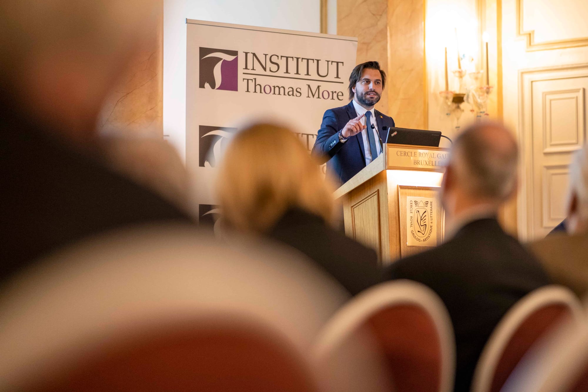 Photo de Georges Louis Bouchez lors d'une conférence à Bruxelles pour l'Institut Thomas More