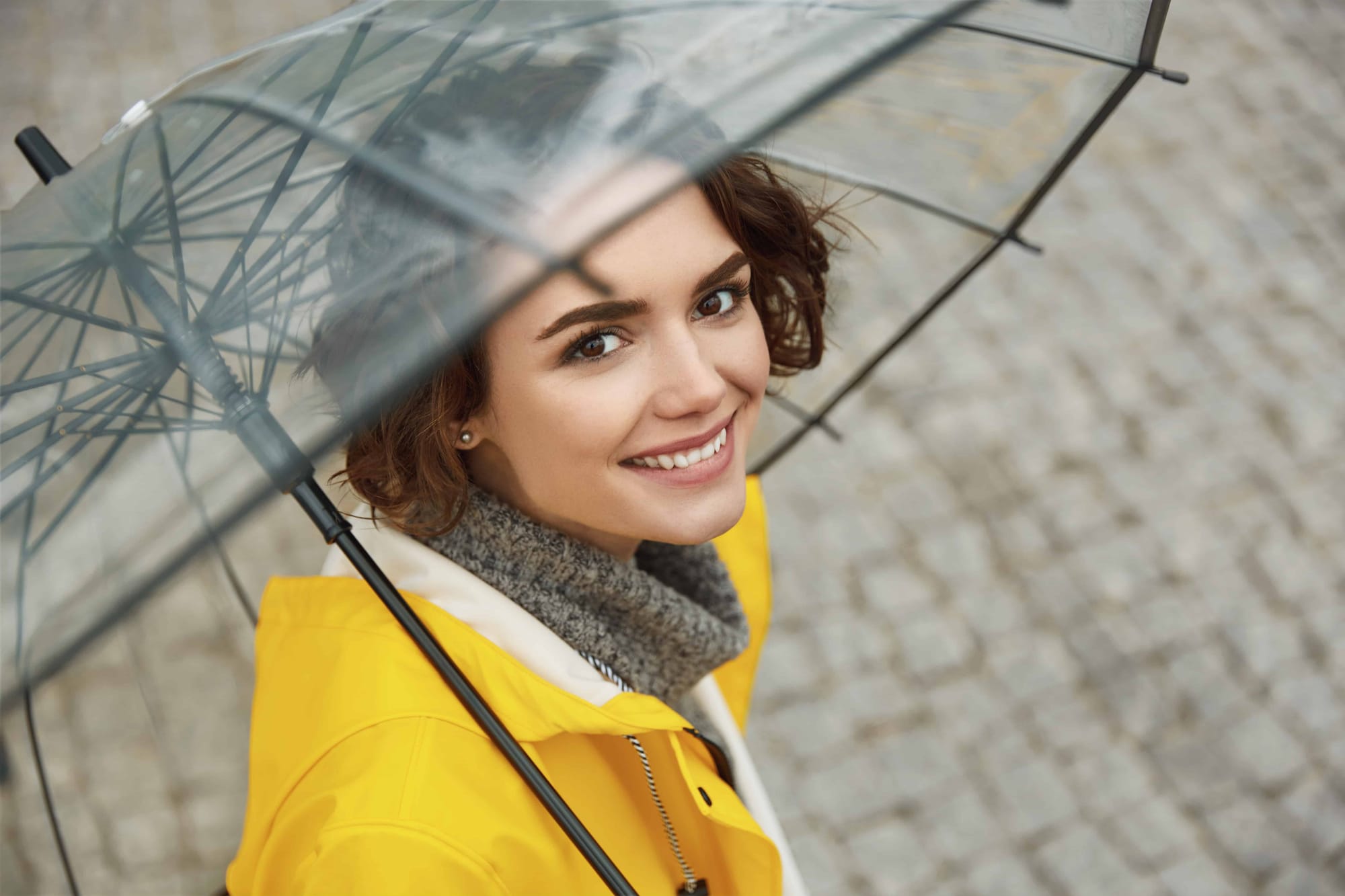 Illustration : femme sous la pluie