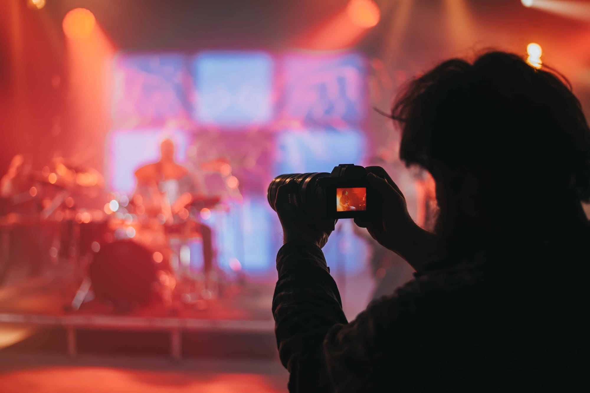 photographe prend clichés concert