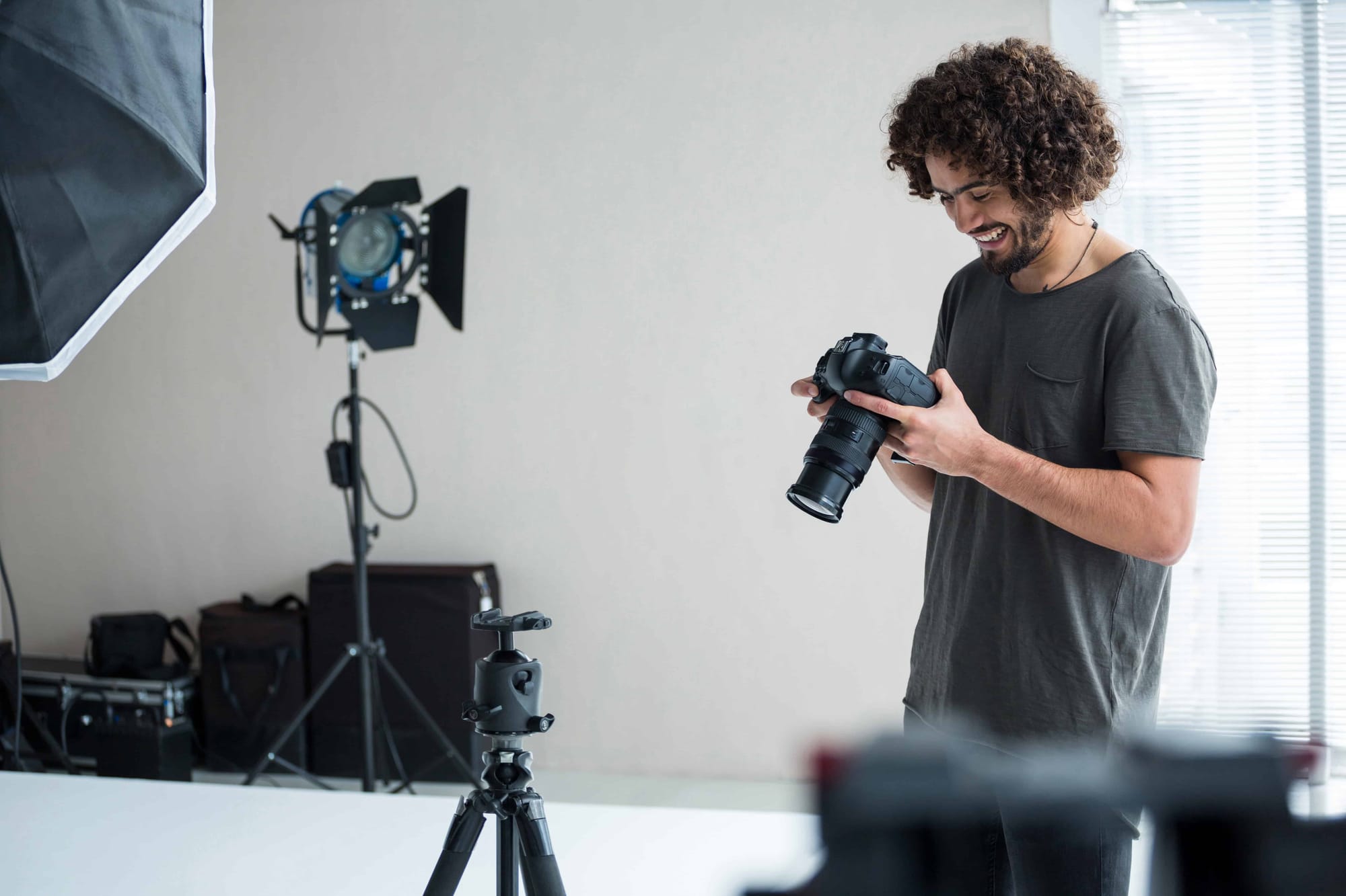Photographe homme aux cheveux longs